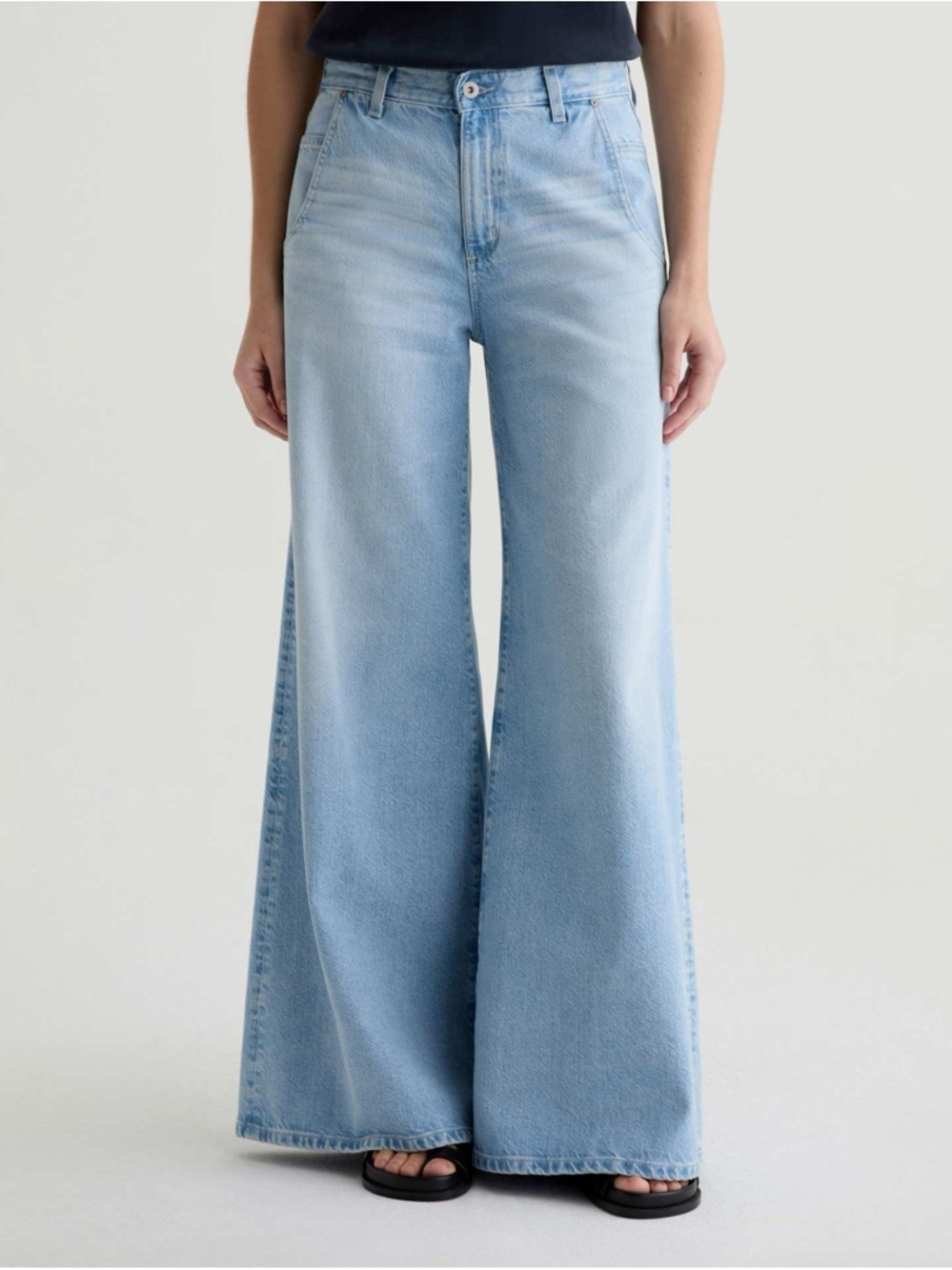 AG Posey Jean
Mid-Rise Super Wide Leg Blue Denim Jeans Size: 27